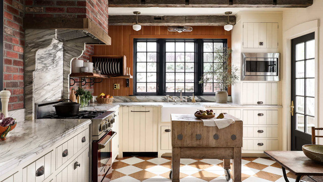 అయితే, వంటగదికి సంబంధించి మనం కొన్ని నియమాలు పాటించడం చాలా అవసరం. లేకపోతే విపత్తును ఎదుర్కొనే అవకాశం ఉంది. వాస్తు ప్రకారం వంటింటి చిట్కాలేంటో ఇప్పుడు మనం తెలుసుకుందాం..