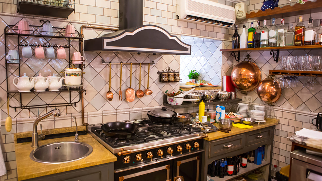 పాన్ మాత్రమే కాదు.. రైస్ కుక్కర్, ఇతర పాత్రలు కూడా తలిక్రిందులుగా పెట్టకూడదు. దీని వల్ల ఇంట్లో ఆర్థిక సమస్యలు తలెత్తే అవకాశం ఉందని చెబుతోంది వాస్తు శాస్త్రం. 