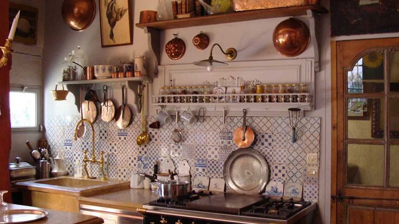 చాలా మంది స్థలం లేని కారణంగా డబ్బాలను, గిన్నెలను ఒకదానిపై ఒకటి పేరుస్తుంటారు. అయితే, ఇలా చేయడం వల్ల వాస్తు దోషం, ఇతర సమస్యలు తలెత్తుతాయని చెబుతున్నారు వాస్తు పండితులు. 