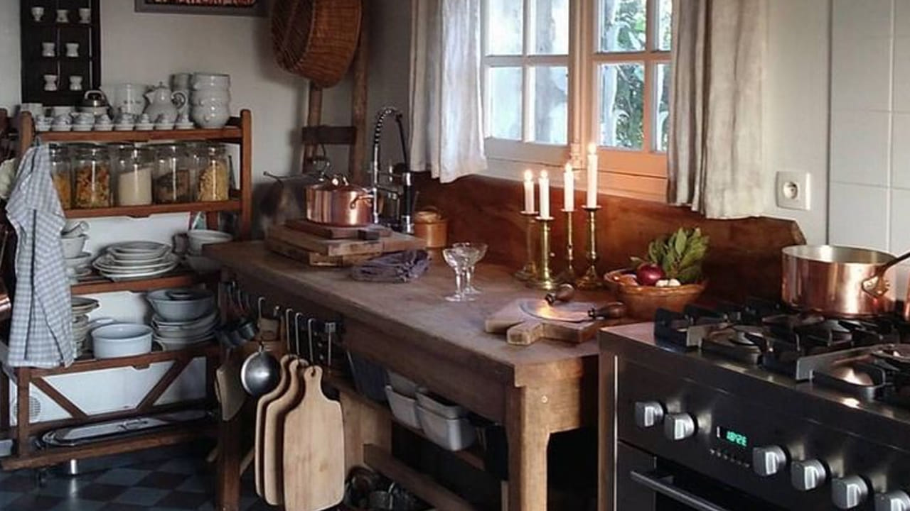 ఇంట్లో మట్టి కుండ ఉంటే.. పడమర దిశలో అస్సలు పెట్టొద్దు. ఉక్కు, రాగి పాత్రలను పశ్చిమ దిశలో ఉంచాలి. దీని వల్ల ఎలాంటి ఆరోగ్య సమస్యలు తలెత్తవు. వండిన పాత్రలో ఆహారం మిగిలిపోతే.. దానిని నేరుగా ఫ్రిజ్‌లో పెట్టకుండా.. వేరే ఖాళీ పాత్రలో వేసి పెట్టాలి. ఆ పాత్రను కడిగి పక్కన పెట్టాలి.