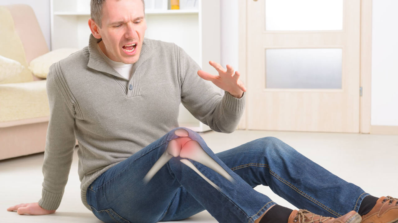 కీళ్ల నొప్పుల నుంచి ఉపశమనం కలిగాలంటే ముఖ్యమైనది వాకింగ్. ప్రతిరోజు కొంతసేపు అలా నడిస్తే కచ్చితంగా కీళ్ల నొప్పుల నుండి ఉపశమనం ఉంటుంది. అంతేకాదు  స్విమ్మింగ్ చేసినా కూడా శరీరానికి వ్యాయామం చేసినట్లే. దీనివల్ల కూడా కీళ్ల నొప్పులు తగ్గుతాయని చెబుతున్నారు. 
