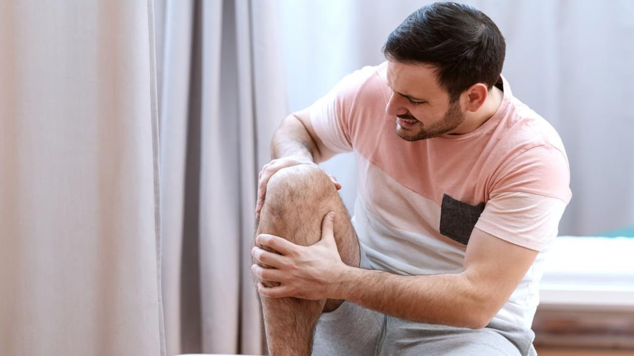 కీళ్ల నొప్పుల నుంచి బయటపడేందుకు యోగా కూడా సహాయపడుతుంది. ఇది కూడా ఓ అద్భుతమైన వ్యాయమమని అంటున్నారు వైద్యులు. అలాగే సైక్లింగ్ చేసినా కూడా మంచి ఫలితం ఉంటుంది. ప్రతిరోజు సైకిల్ తొక్కడం వల్ల కూడా కీళ్ల నొప్పుల నుంచి ఉపశమనం ఉంటుంది. 