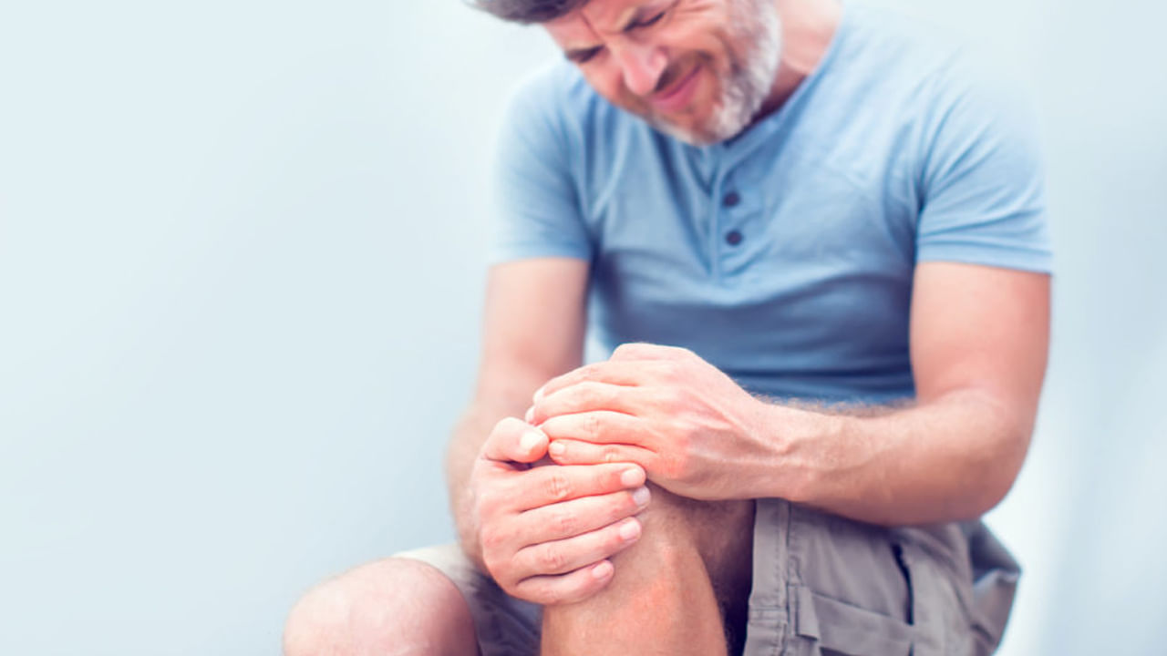 కీళ్ల నొప్పులు వచ్చినవారు నొప్పులు అనుభవించేవారి బాధ వర్ణనాతీతం. ఇలాంటి సమస్యలను ఎదుర్కొనే చాలామంది ఎక్కువగా పెయిన్ కిల్లర్స్‌ను వినియోగిస్తుంటారు. అయితే వాటికి బదులు కొన్ని చిట్కాలు పాటిస్తే మంచిదని చెబుతున్నారు వైద్యులు. 
