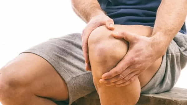 Knee Pain: మోకాళ్లలో కిర కిర శబ్దాలు వస్తున్నాయా.. అయితే పాలలో ఇది కలుపుకుని తాగండి..