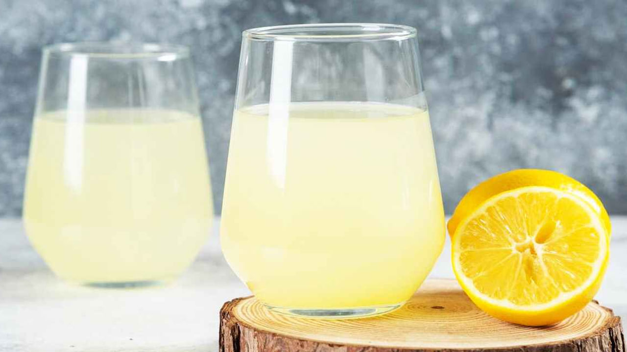 Benefits of Lemon Water: నిమ్మకాయలో ఎన్నో పోషకాలు దాగున్నాయి. అందుకే.. చాలామంది లెమన్ వాటర్ తాగుతారు. భారతదేశంలోని చాలా ప్రాంతాలలో ప్రసిద్ధి చెందిన పానీయం లెమన్ వాటర్.. అయితే ప్రతిరోజూ ఉదయం నిమ్మరసం తాగడం వల్ల మీ స్థూలకాయం తగ్గడమే కాకుండా అనేక వ్యాధుల నుంచి మిమ్మల్ని దూరంగా ఉంచుతుందని వైద్యనిపుణులు సూచిస్తున్నారు. శరీరంలోని మలినాలు తొలగించడానికి, శరీరంపై ప్రతికూల ప్రభావాలు తొలగించడానికి నిమ్మరసం తాగాలి. దీనిలో ప్రోటీన్లు, కార్బోహైడ్రేట్లు, విటమిన్లు, ఖనిజాలు సమృద్ధిగా ఉంటాయి. ఇది మీ రూపాన్ని కూడా మెరుగుపరుస్తుంది. నిమ్మకాయ నీటిని తీసుకోవడం ద్వారా మీ ఆరోగ్యంపై ఎలాంటి సానుకూల ప్రభావం చూపుతుందో ఇప్పుడు తెలుసుకోండి..