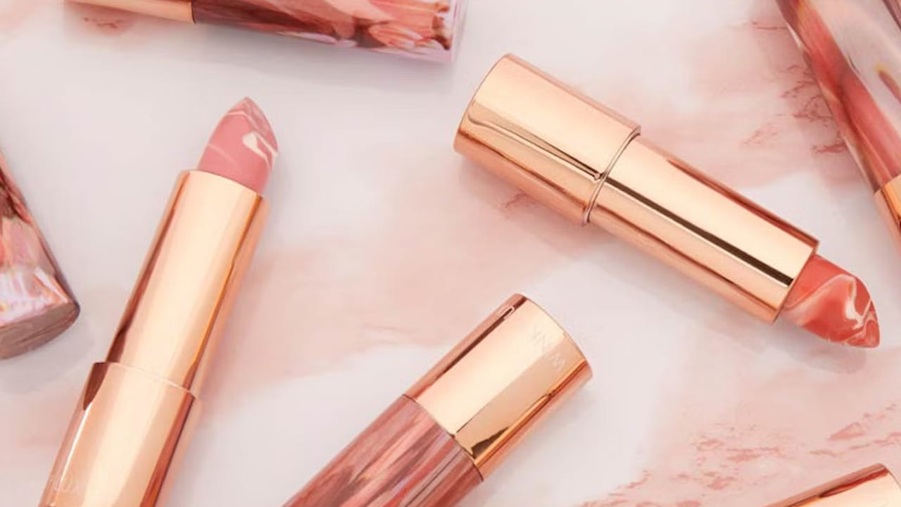 లిప్‌స్టిక్‌లోని కెమికల్స్ క్యాన్సర్ ప్రమాదాన్ని పెంచుతాయి. లిప్‌స్టిక్‌లో కలిపే పెట్రో కెమికల్ వల్ల తెలివితేటలు, పునరుత్పత్తి వ్యవస్థ, శారీర ఎదుగుదలపై చెడు ప్రభావం పడుతుంది