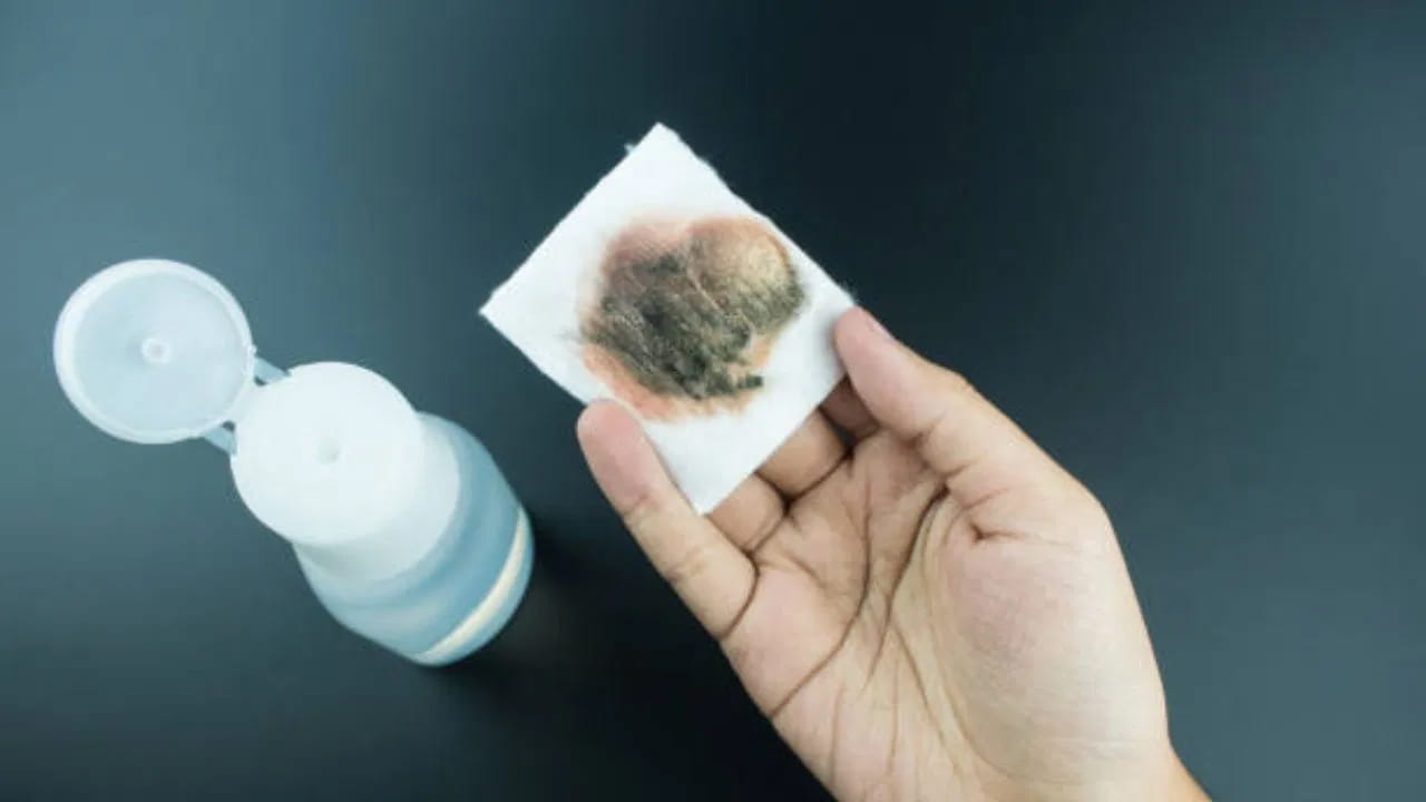 ప్రస్తుతం చాలా మంది వాటర్ ప్రూఫ్ మేకప్ వాడుతున్నారు. ఈ మేకప్ ను తొలగించడానికి చాలా జాగ్రత్తగా ఉండాలి. మేకప్ను తొలగించడానికి మార్కెట్లో మైకెల్లార్ వాటర్ అందుబాటులో ఉన్నప్పటికీ. పెట్రోలియం జెల్, క్రీమ్తో మేకప్ రిమూవర్ గా పనిచేస్తాయి.