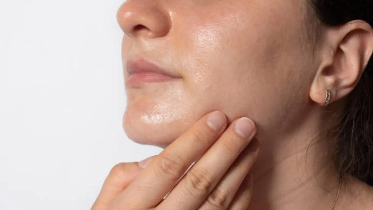 అది వాటర్ప్రూఫ్ మాస్కరా లేదా లిప్స్టిక్ అయినా, బాదం నూనె ప్రతిదీ శుభ్రపరుస్తుంది. కొన్ని చుక్కల బాదం నూనె వేసి చర్మంపై బాగా మసాజ్ చేయండి. తర్వాత తడి టిష్యూతో ముఖాన్ని తుడవండి.