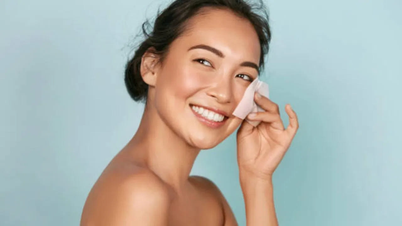 కొందరు మేకప్ వేసుకోవడానికి గంటల సమయం తీసుకుంటారు. కానీ ఆ మేకప్ తీసుకోవడానికి అదే ఓర్పు చూపించరు. కొన్ని సార్లు ముఖానికి మేకప్ వేసుకుని నిద్రపోతారు కూడా..