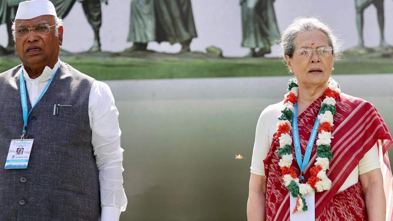 Sonia Gandhi: ఇండియా కూటమితో కలిసి బీజేపీకి వ్యతిరేకంగా పోరాడాలి.. సోనియాగాంధీ కీలక వ్యాఖ్యలు