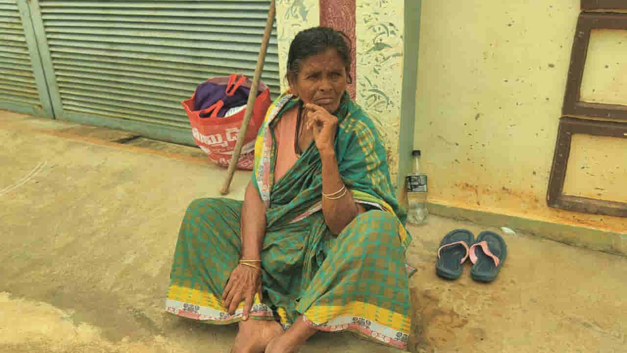 Telangana: కనికరం చూపని కొడుకు.. కన్న తల్లినే ఇంటి నుంచి గెంటేశాడు