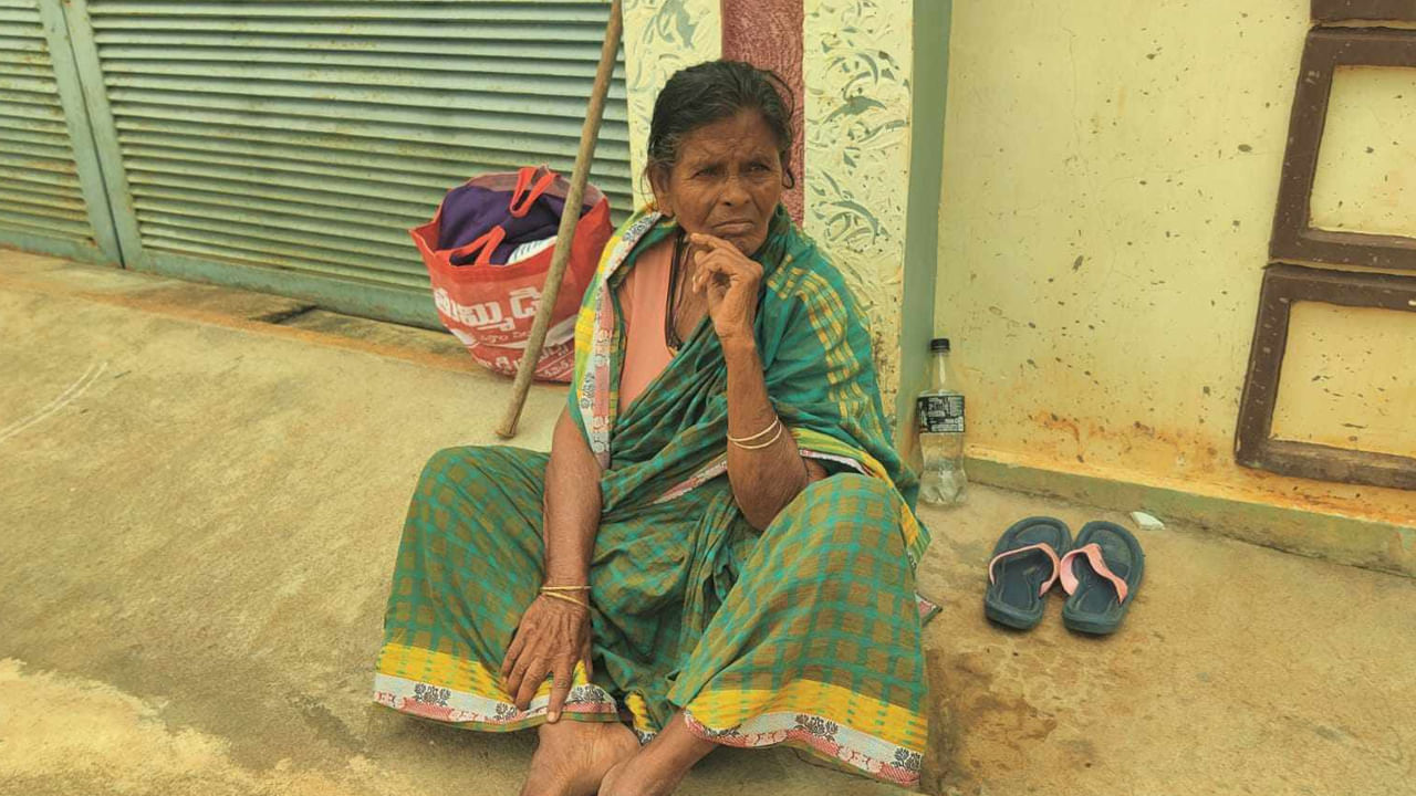 Telangana: కనికరం చూపని కొడుకు.. కన్న తల్లినే ఇంటి నుంచి గెంటేశాడు