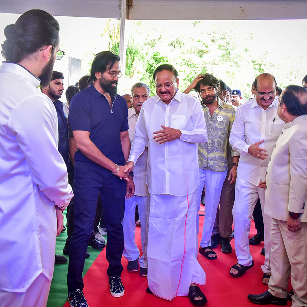 అలాగే భారత మాజీ ఉపరాష్ట్రపతి వెంకయ్య నాయుడు కూడా ఈ కార్యక్రమానికి హాజరయ్యారు. వెంకయ్య నాయుడు చేతుల మీదుగా ఏఎన్ఆర్ విగ్రహా ఆవిష్కరణ జరిగింది. వెంకయ్య నాయుడు మాట్లాడుతూ.. ఏ ఎన్ ఆర్ ఓ మహా వ్యక్తి, మహా నటుడు అన్నారు. ఆయనంటే నాకు ఎంతో అభిమానం అని అన్నారు. 