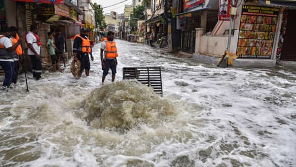 Hyderabad: మృత్యు కుహరాలుగా నాళాలు.. చినుకు పడిందంటే నోర్లు తెరుస్తున్న మ్యాన్హోళ్లు!