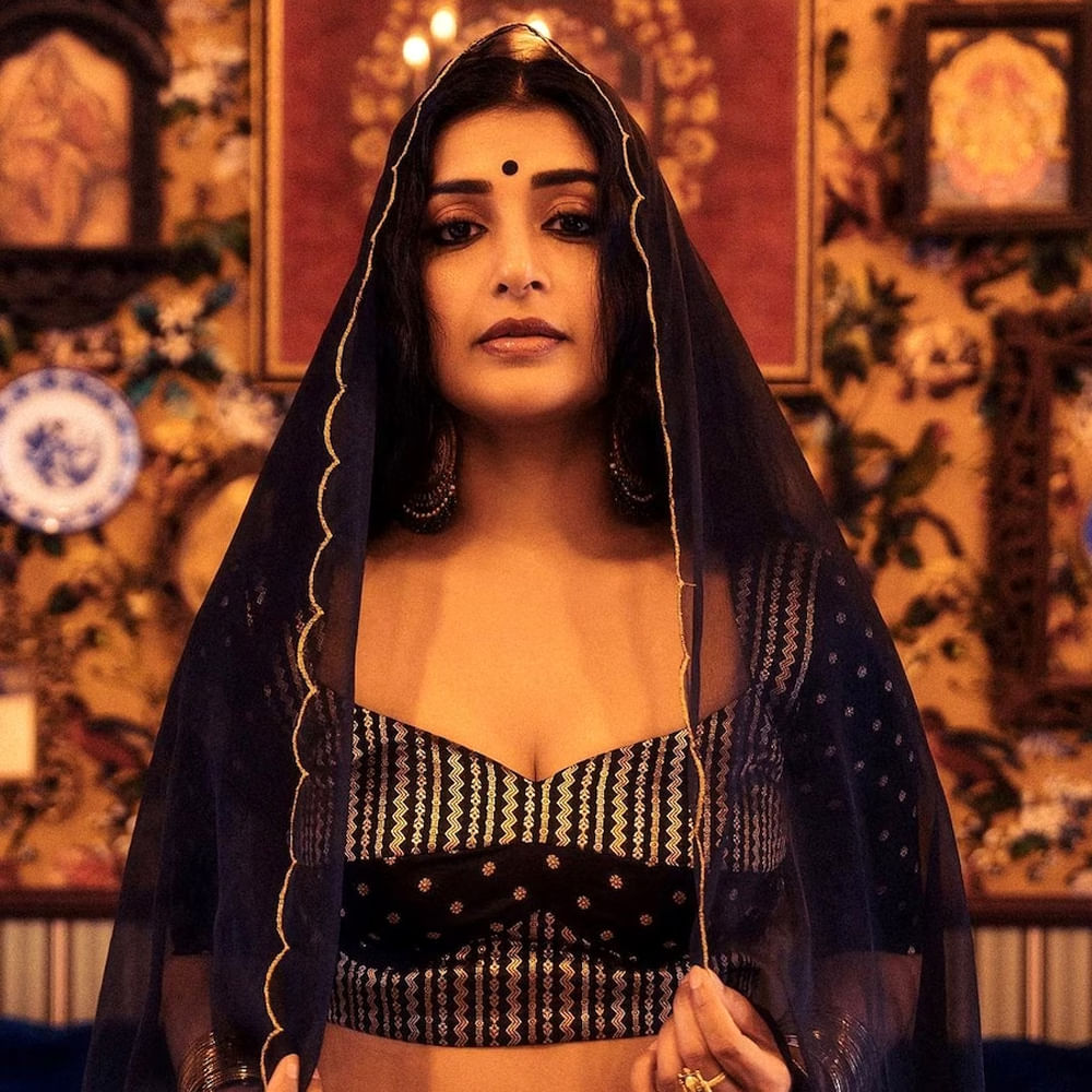 లేటు వయసులో ఘాటు అందాలతో కవ్విస్తున్నారు హీరోయిన్ మీరాజాస్మిన్. ఒకానొక సయమంలో స్టార్ హీరోయిన్ గా రాణించారు మీరా జాస్మిన్. తెలుగులో ఆమె పలు సూపర్ హిట్ సినిమాల్లో నటించి మెప్పించారు.