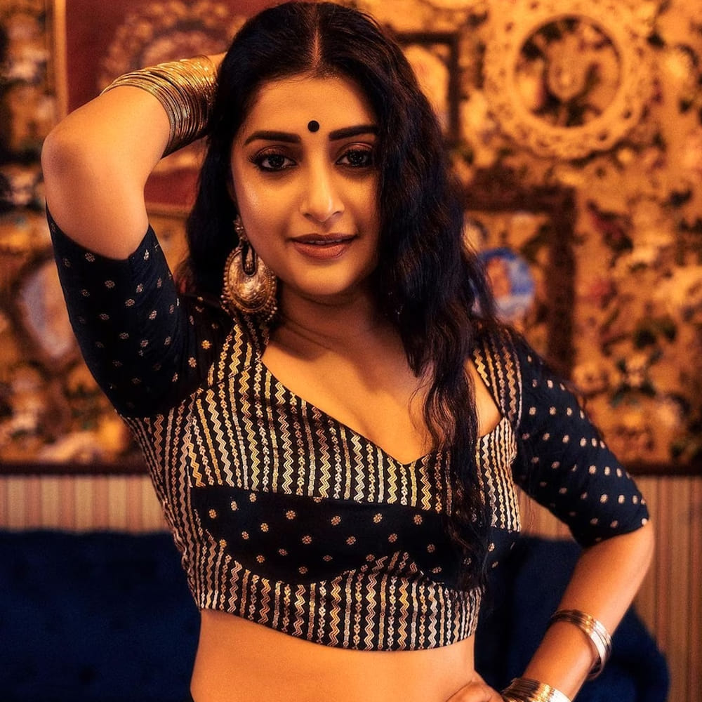 దాంతో ఆమె సినిమాలకు దూరం అయ్యారు. ఇక ఇప్పుడు సెకండ్ ఇన్నింగ్స్ మొదలు పెట్టనున్నారు మీరాజాస్మిన్. అయితే ఇప్పుడు ఆమె అందాల ఆడబోతకు కంచెలు తెంపేసింది. సోషల్ మీడియా వేదికగా రచ్చ రేపుతోంది మీరా. 