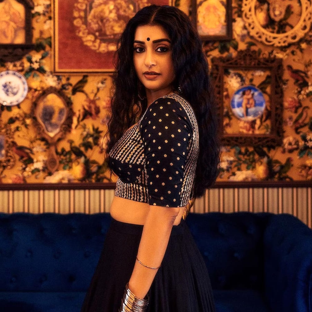 తాజాగా మీరాజాస్మిన్ సోషల్ మీడియాలో షేర్ చేసిన ఫోటోలు మెంటలెక్కిస్తున్నాయి. ఒకప్పుడు బొద్దుగా ఉన్న ఈ బ్యూటీ ఇప్పుడు సన్నజాజిలా మారి కవ్విస్తుంది. బ్లాక్ కలర్ డ్రస్ లో అందాలు వడ్డిస్తూ ఫోటోలకు ఫోజులిచ్చింది మీరా జాస్మిన్. 