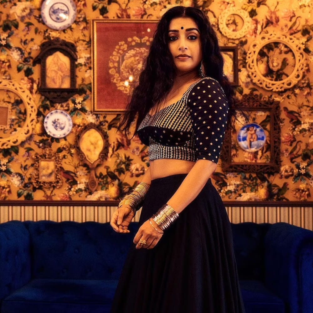 తెలుగుతో పాటు తమిళ్ భాషల్లోనూ సినిమాలు చేసి ప్రేక్షకులను మెప్పించింది. అప్పుడు సినిమాల్లో పద్దతిగా కనిపించి ఫ్యామిలీ హీరోయిన్ అనే ట్యాగ్ ను సొంతం చేసుకుంది. ఆతర్వాత క్రమంగా మీరాజాస్మిన్ కు అవకాశాలు తగ్గుతూ వచ్చాయి. 