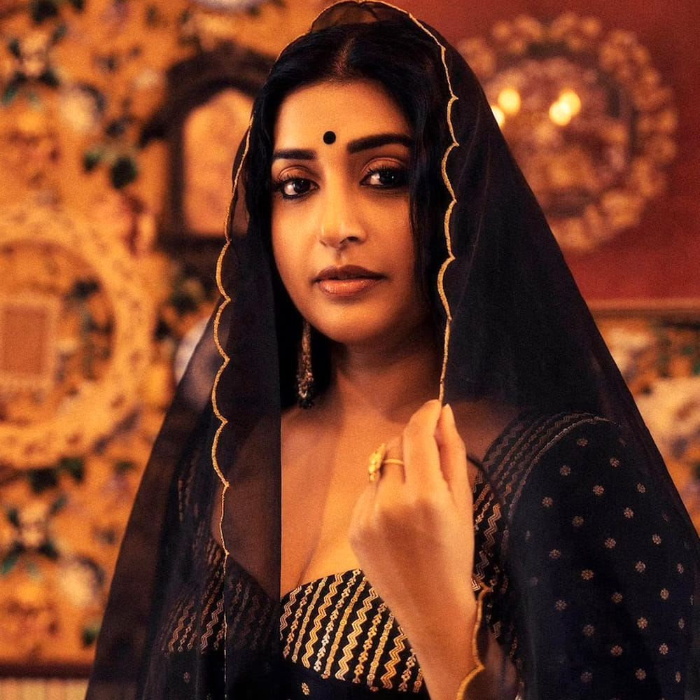 సోషల్ మీడియాలో ఈ మధ్యకాలంలో మీరా జాస్మిన్ చాలా యాక్టివ్ గా ఉంటుంది. గ్లామర్ డోస్ పెంచేసి అభిమానులను ఆకట్టుకుంటుంది. మునుపెప్పుడూ లేనంతగా అందాలు ఆరబోస్తూ నెటిజన్స్ ను ఫిదా చేస్తుంది మీరాజాస్మిన్. 