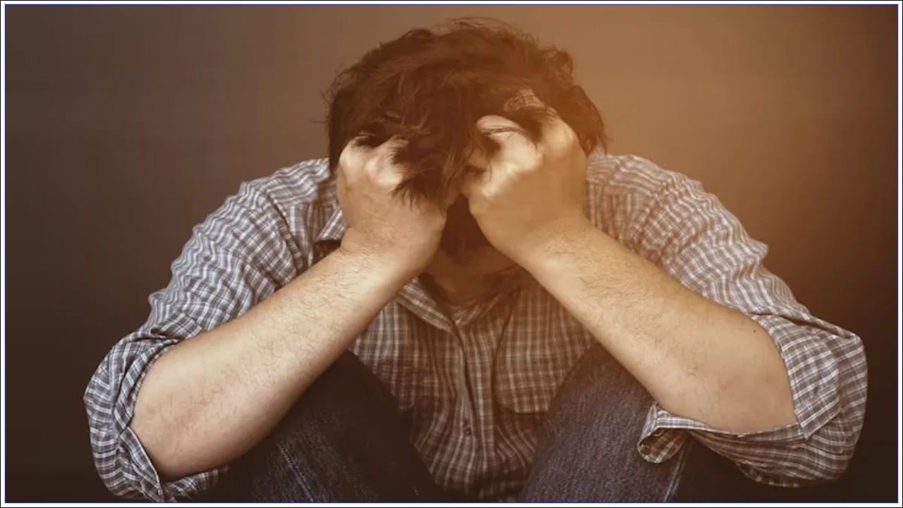 మన శారీరక ఆరోగ్యం ఎంత ముఖ్యమో మానసిక ఆరోగ్యం కూడా అంతే ముఖ్యం. కొన్నిసార్లు మన మానసిక బలహీనత అనేక అనారోగ్యాలకు, శారీరక సమస్యలకు దారితీస్తుంది. అందుకే మానసిక ఆరోగ్యాన్ని ఎలా కాపాడుకోవాలి? మానసికంగా ఆరోగ్యంగా ఉండటానికి సులభమైన మార్గాలు ఇక్కడ ఉన్నాయి.