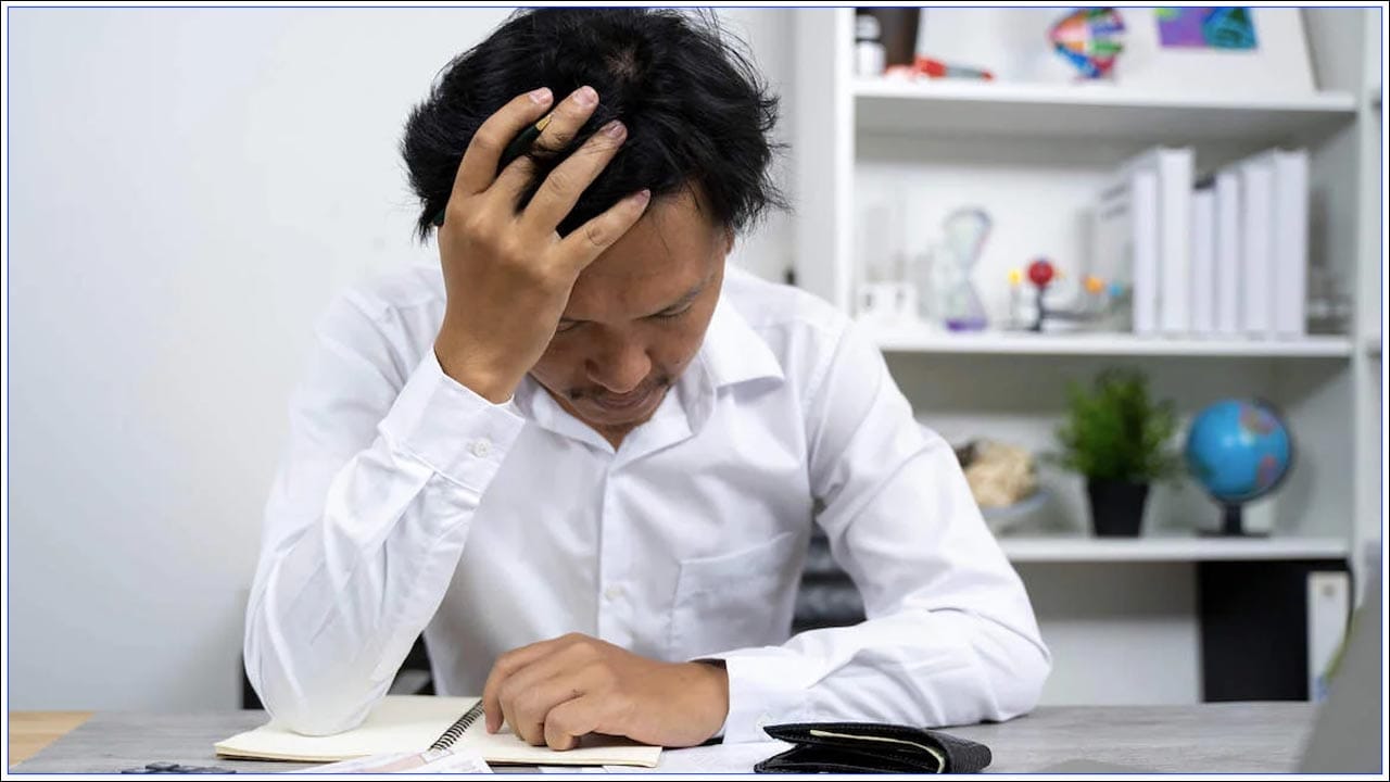 మీ దృష్టిని పరిమితం చేయండి: మల్టీ టాస్క్ చేయాలని తొందరపడి నిర్ణయించుకోకండి. మీ దృష్టిని మెరుగుపరచడానికి ఒక పనిపై దృష్టి పెట్టడం మంచిది. మీ దృష్టిని స్పాట్లైట్గా భావించండి. మీరు ఒక నిర్దిష్ట ప్రాంతంలో ఆ స్పాట్లైట్ను ప్రకాశిస్తేనే మీరు విషయాలను చాలా స్పష్టంగా చూడగలరు. ఏకాగ్రత చాలా ముఖ్యం. మీరు గతాన్ని గుర్తుచేసుకుంటూ భవిష్యత్తు గురించి చింతిస్తున్నప్పుడు మానసికంగా దృష్టి పెట్టడం కష్టం. మీకు ఉన్నదానితో సంతోషంగా ఉండండి. అలాంటి సమయాల్లో మొబైల్ లో సన్నిహితులతో మాట్లాడి మీకు ఇష్టమైన పని చేసి మానసిక ప్రశాంతత పొందండి. ఈ క్షణం నాది అని ఆనందంగా జీవిస్తే ఎన్నో మానసిక సమస్యల నుంచి బయటపడొచ్చు.