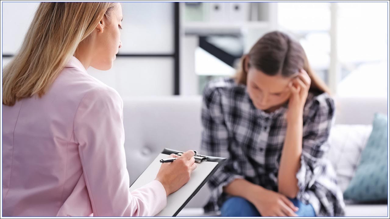 ప్రశాంతంగా ఉండడం అలవాటు చేసుకోండి: ప్రశాంతంగా ఉంటేనే మనశ్శాంతి ఉంటుంది. అందుకోసం ధ్యానం, యోగా వంటి సాధనలను అభ్యసించవచ్చు. దీంతో మానసిక ఆరోగ్యం మెరుగుపడుతుంది. మొబైల్స్, కంప్యూటర్లు, ఫాస్ట్ లైఫ్ స్టైల్స్ వంటివి మనసును చంచలంగా మారుస్తాయి. కానీ ఆ మనస్సును ధ్యానం, యోగాభ్యాసం ద్వారా నియంత్రించవచ్చు. రిలాక్స్గా ఉండటం వల్ల మీ మానసిక ఆరోగ్యం మాత్రమే కాకుండా మీ శారీరక ఆరోగ్యం కూడా మెరుగుపడుతుంది.