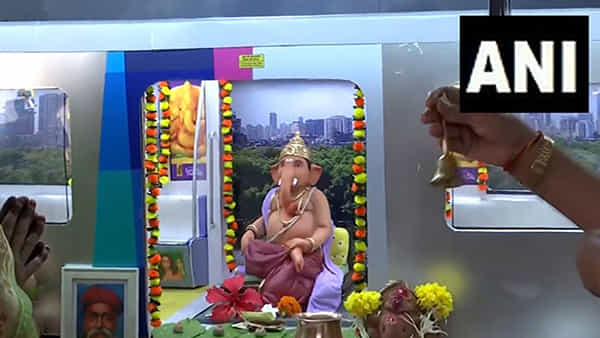 అక్కడ చంద్రయాన్-3లో ల్యాండ్ అయిన లంబోధరుడు.. ఇక్కడ మెట్రో ఎక్కిన ఏకదంతుడు..!