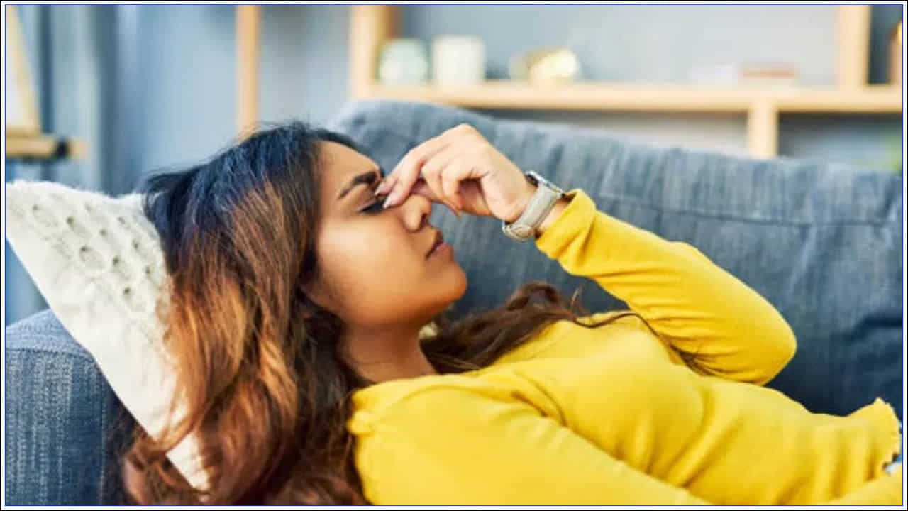 తలనొప్పి ప్రారంభమైనప్పుడు, ఒక ప్లాస్టిక్లో ఐస్ను చుట్టి తలకు పట్టించాలని నిపుణులు సూచిస్తున్నారు. ఇలా చేస్తే తలనొప్పి తీవ్రతను తగ్గిస్తుంది. అలాగే, మొబైల్, కంప్యూటర్ లేదా మొబైల్ స్క్రీన్లు లేదా లైట్లను చూడవద్దు. ఇది నొప్పిని పెంచవచ్చంటున్నారు.
