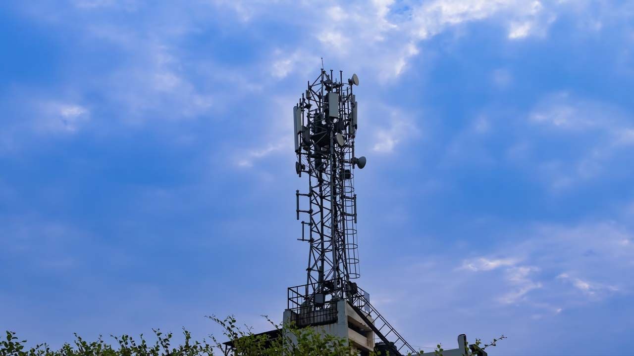 Mobile Tower: సెల్ టవర్లు పెడతామని బ్యాంకులో డబ్బు కొట్టేస్తారు.. జాగ్రత్త!