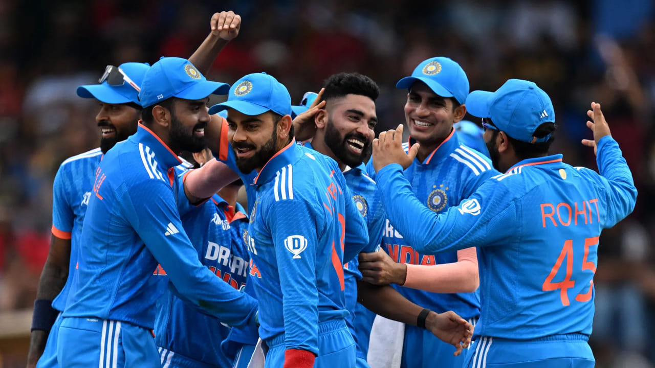 ICC Rankings: వన్డే ర్యాంకింగ్లో టాప్ లేపిన హైదరాబాదీ బౌలర్ సిరాజ్.. 'లంకా దహనం'తో అగ్రస్థానం..