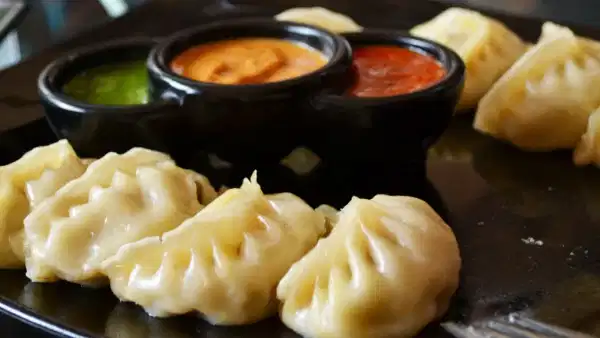 Momos Side Effcects: మోమోస్ ను ఇష్టంగా లాగించేస్తున్నారా.. అయితే మీ ప్రాణాలు రిస్క్ లో పడ్డట్లే!!