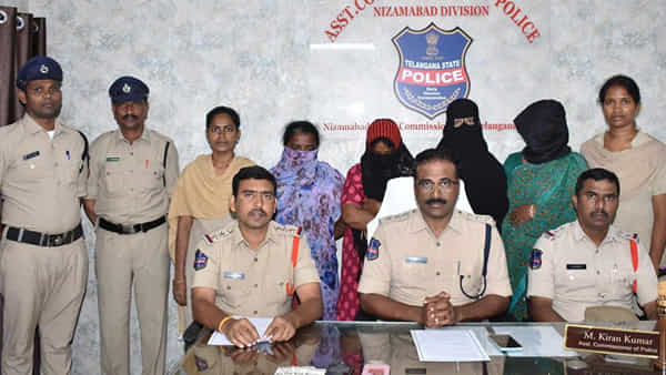 Telangana: డబ్బుల కోసం పుట్టక ముందే బిడ్డను బేరం పెట్టిన తల్లి.. చిన్నారి కోసం ఇద్దరి మధ్య గొడవతో వెలుగులోకి