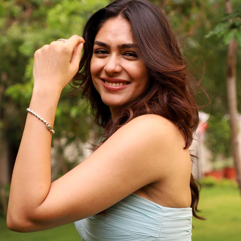 దుల్కర్ సల్మాన్ హీరోగా నటించిన ఈ సినిమా మంచి విజయాన్ని అందుకుంది. దాంతో మృణాల్ కు టాలీవుడ్ లో ఆఫర్స్ క్యూ కడుతున్నాయి. ఈ క్రమంలోనే ప్రస్తుతం నేచురల్ స్టార్ నాని హీరోగా నటిస్తున్న సినిమాలో నటిస్తుంది మృణాల్ ఠాకూర్. 