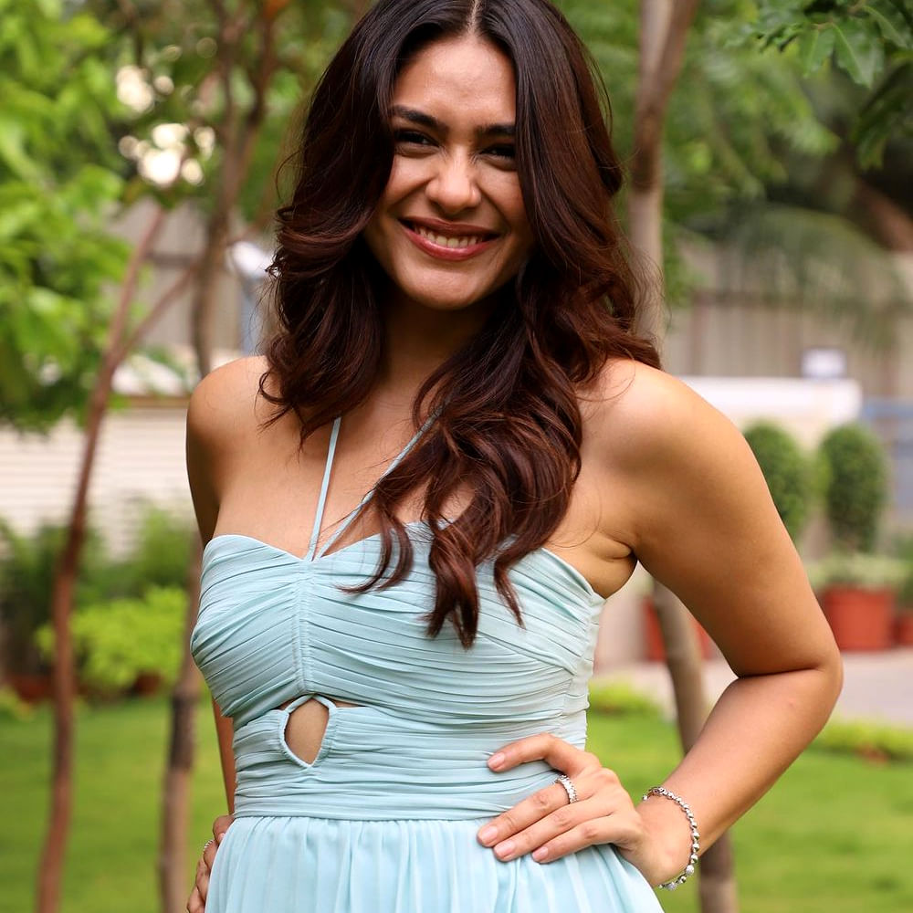 అలాగే ఈ అమ్మడికి ఇప్పుడు మరిన్ని క్రేజీ ఆఫర్స్ కూడా వస్తున్నాయని తెలుస్తోంది. నాగార్జున సినిమాలోనూ ఈ చిన్నది హీరోయిన్ గా నటించే ఛాన్స్ ఉందని టాక్. ప్రస్తుతం మృణాల్ తో సంప్రదింపులు జరుపుతున్నారట. అలాగే చిరంజీవి 157 సినిమాలోనూ నటించే ఛాన్స్ ఉందని తెలుస్తోంది. 