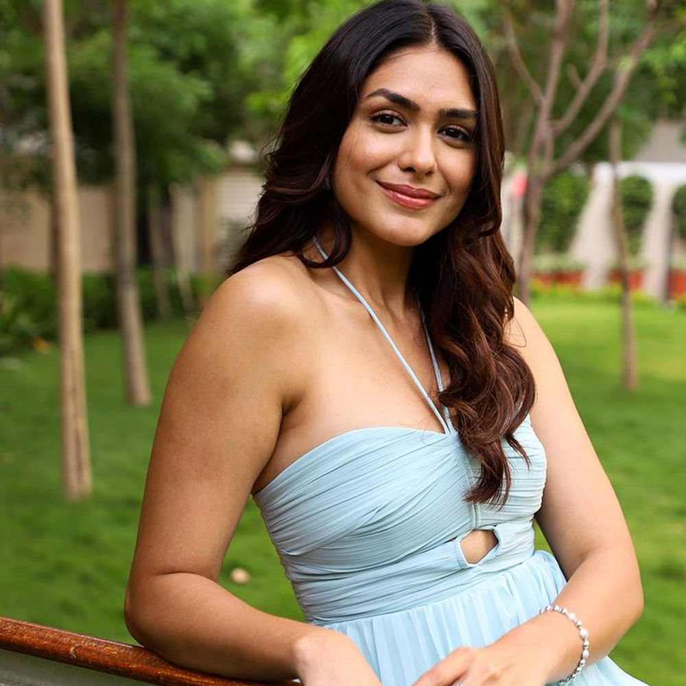 హాయ్ నాన్న అనే టైటిల్ తో తెరకెక్కుతోన్న ఈ సినిమా షూటింగ్ సైలెంట్ గా జరుగుతోంది. త్వరలోనే ఈ సినిమానుంచి మ్యూజిక్ ప్రమోషన్స్ మొదలు పెట్టనున్నారు. అలాగే విజయ్ దేవరకొండ హీరోగా నటిస్తున్న సినిమాలోనూ మృణాల్ హీరోయిన్ గా ఫిక్స్ అయ్యింది. 