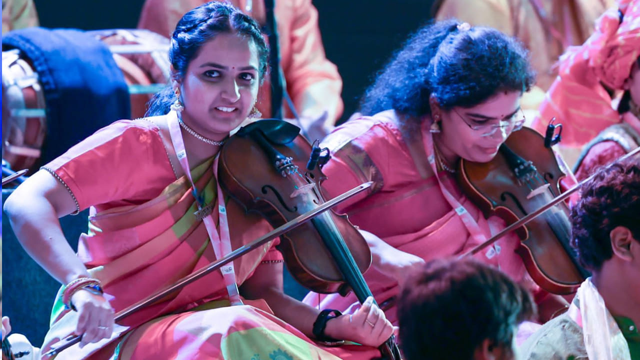 రాష్ట్రపతి ద్రౌపదీ ముర్ము ఇచ్చిన విందులో నిర్వహించిన ఈ కార్యక్రమం ప్రత్యేక ఆకర్షణగా నిలిచింది. సంతూర్, సారంగీ, జల్ తరంగ్, షెహనాయ్, మోహన్ వీణతో పాటు దేశవ్యాప్తంగా విభిన్న ప్రాంతాల్లో ప్రఖ్యాతిగాంచిన వాద్య పరికారలతో ఉద్భవించిన సంగీతం ఆహుతులను ఎంతగానో ఆకట్టుకుంది.