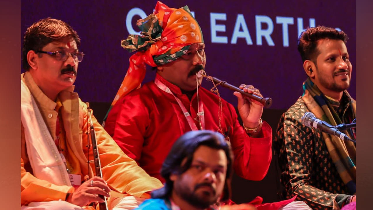 మ్యూజికల్ జర్నీ ఆఫ్ భారత్ అనే థీమ్తో సాగిన ఈ సంగీత ప్రదర్శనలో పాల్గొన్న కళాకారులు తమ మత ప్రాంతానికి చెందిన సంప్రదాయక వేషదారణలో పాల్గొని ప్రత్యేకంగా నిలిచారు.