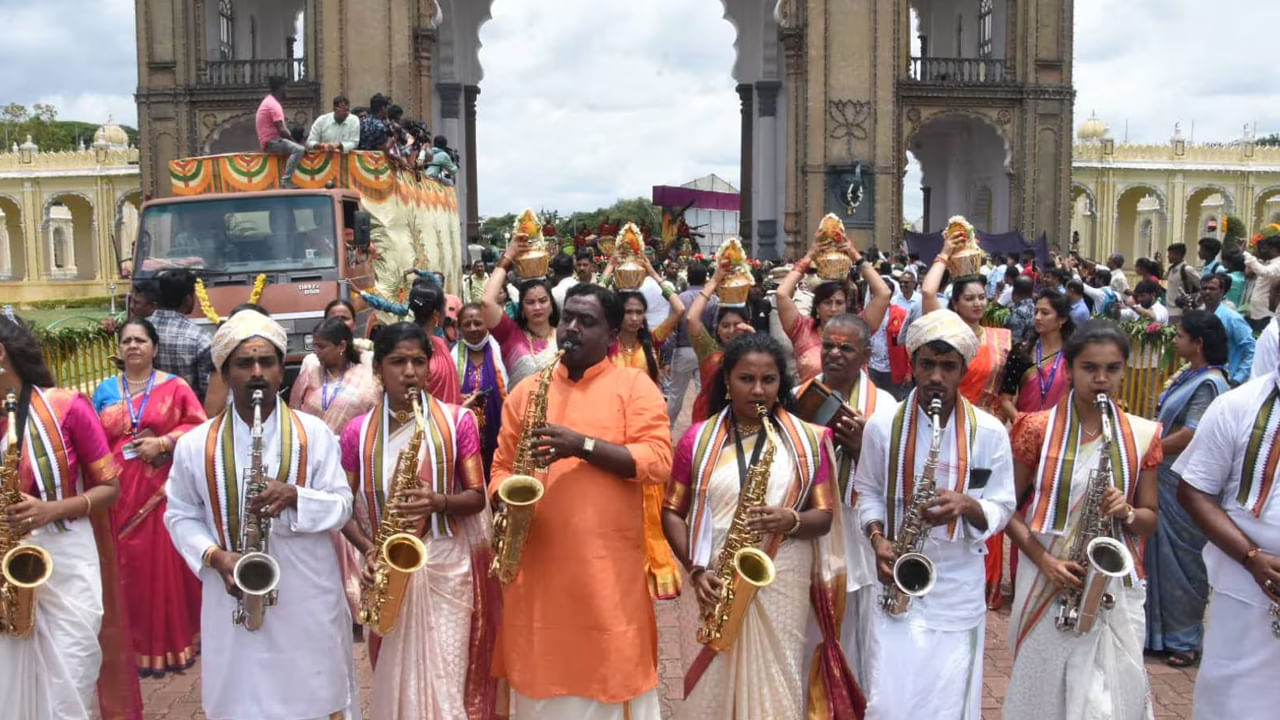 ఈ కార్యక్రమంలో మైసూరు జిల్లా ఇంచార్జి మంత్రి డా. హెచ్‌సీ మహదేవప్ప, జిల్లా కలెక్టర్ డాక్టర్ కేవీ రాజేంద్ర, పోలీస్ కమిషనర్ రమేష్ బానోత్, ఎస్పీ సీమా లట్కర్, డీసీపీ ముత్తురాజ్ జాన్హవి, డీసీఎఫ్ సౌరభ్ కుమార్, ఎంపీ ప్రతాపసింహ, ఎమ్మెల్యే శ్రీవత్స హరీశ్ గౌడ్, ఎమ్మెల్సీ సీఎన్ మంజేగౌడ మేయర్ శివకుమార్, ప్యాలెస్ డిప్యూటీ డైరెక్టర్ టీఎస్ సుబ్రహ్మణ్య పాల్గొన్నారు.