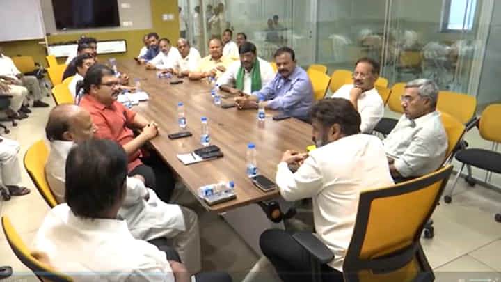 టీడీపీ కేంద్ర కార్యలయంలో నేతల కీలక భేటీ.. సమావేశానికి అధ్యక్షత వహించిన బాలయ్య టీడీపీ కేంద్ర కార్యలయంలో నేతల కీలక భేటీ.. సమావేశానికి అధ్యక్షత వహించిన బాలయ్య