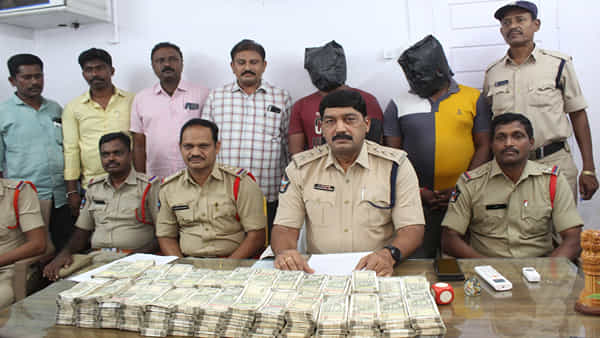 Nandyala: రూ.500 నోట్లకు రూ.2 వేల నోట్లు.. 15 శాతం కమీషన్ ఇస్తామంటూ బడా మోసం..