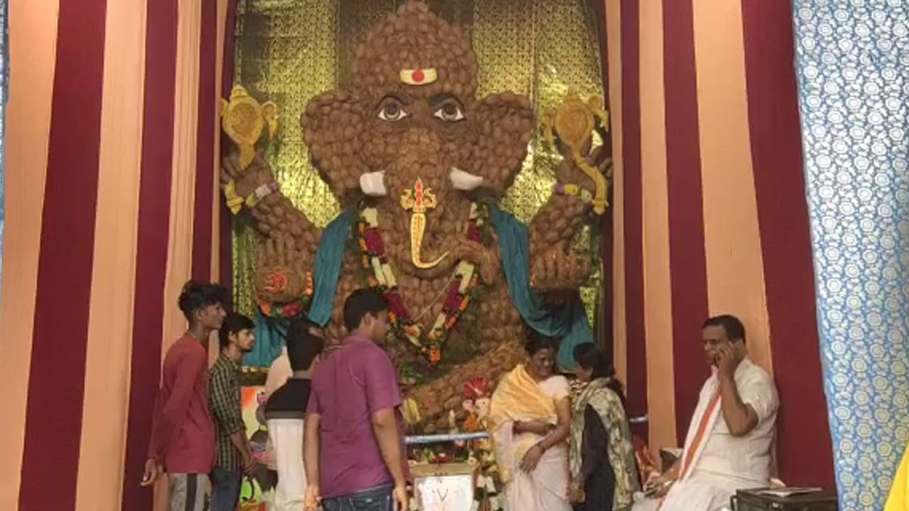 Idol Ganesha: 1700 కొబ్బరికాయలతో భారీ గణేశా.. దర్శనానికి పోటెత్తిన భక్తులు