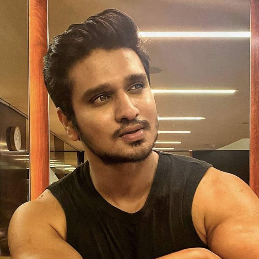 Nikhil: స్పై సినిమాతో నిరాశ పరిచిన యంగ్ హీరో నిఖిల్ వరసగా పాన్ ఇండియన్ సినిమాలతో వచ్చేస్తున్నారు. అందులో భాగంగానే స్వయంభు సినిమా కోసం వియత్నాం వెళ్లారు. అక్కడే నెల రోజుల పాటు కఠినమైన ట్రైనింగ్ తీసుకోనున్నారు. దాంతో పాటు ది ఇండియా హౌజ్ సినిమా కూడా చేస్తున్నారు నిఖిల్.