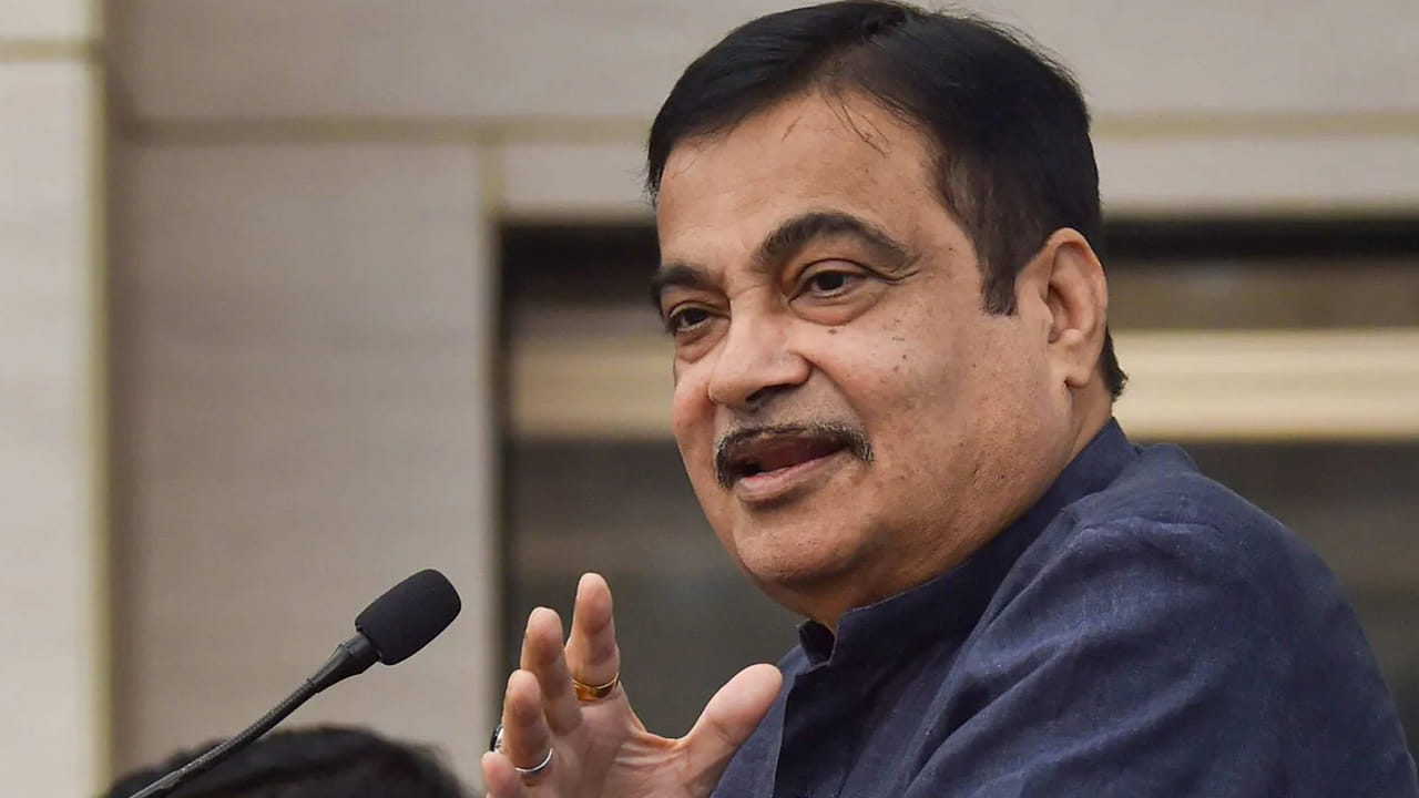 ఈ ఏడాది చివరినాటికి దేశంలో అన్ని జాతీయ రహదారులపై ఎలాంటి గుంతలు లేకుండా చేస్తామని కేంద్ర రోడ్డు రవాణా, రహదారుల శాఖ మంత్రి నితిన్‌ గడ్కరీ పేర్కొన్నారు. ఇందుకు.. కేంద్ర ప్రభుత్వం ఇప్పటికే ప్రత్యేకంగా విధి విధానాలను సిద్ధం చేస్తోందని పేర్కొన్నారు. 
