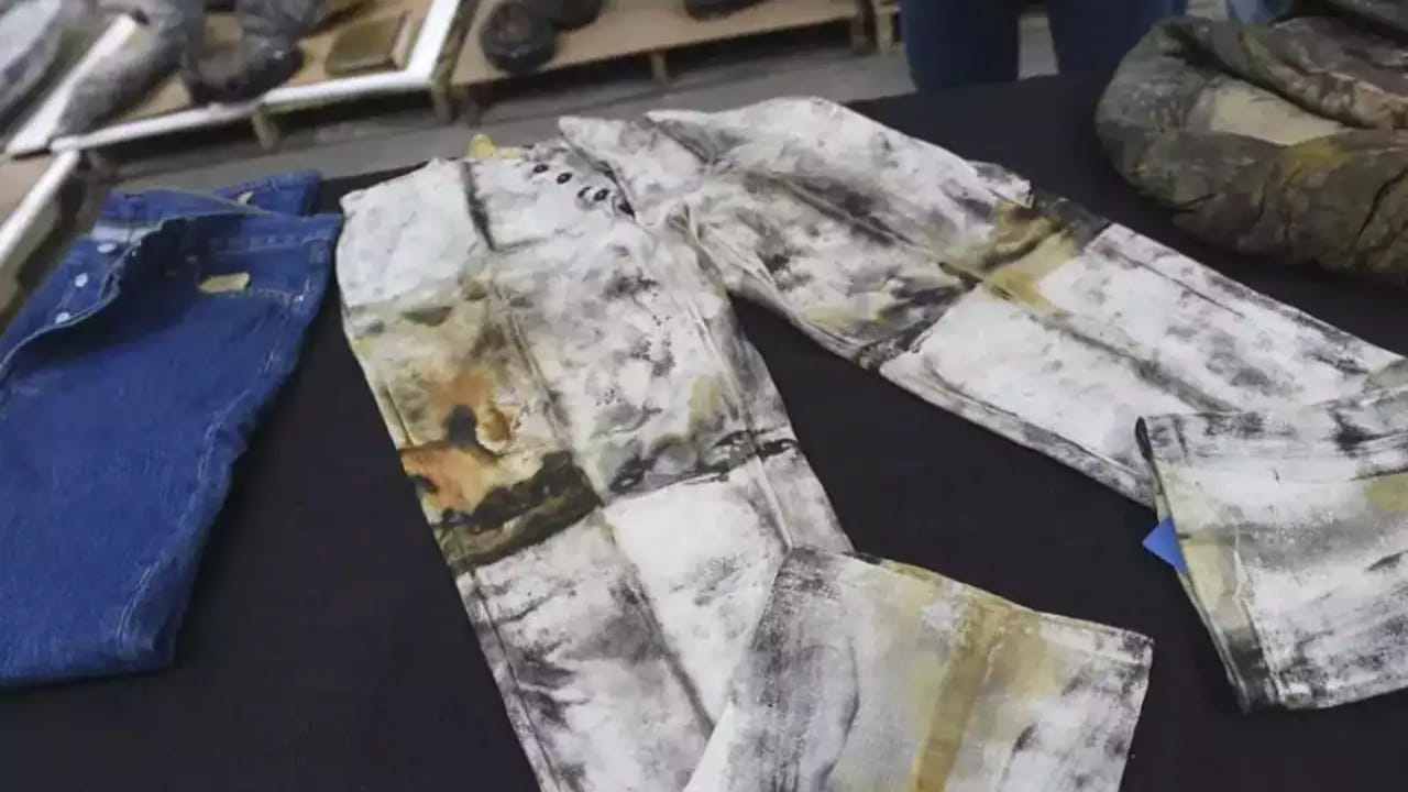 ఇక ఈ జీన్స్‌లో విలువైన వస్తువులేమీ లేవు. మరి ఎందుకంత ధర అంటారా? ఈ జీన్స్ అత్యంత ఖరీదైనది కావడానికి కారణం.. దాని హిస్టరీనే. అవును, ఇది అత్యంత పురాతనమైన జీన్స్. 