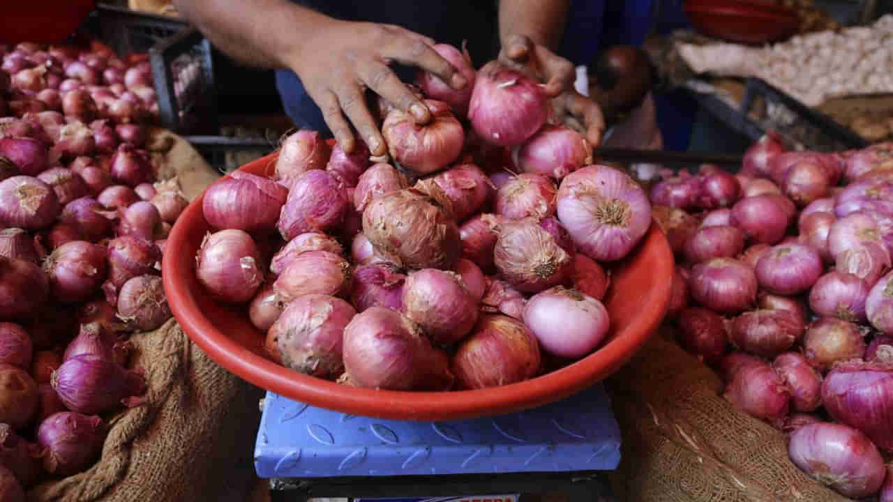 Onion Price : సామాన్యులకు మరో షాక్.. భారీగా పెరుగుతున్న ఉల్లిపాయ ధరలు.. కేజీ ఎంత కావచ్చంటే..?