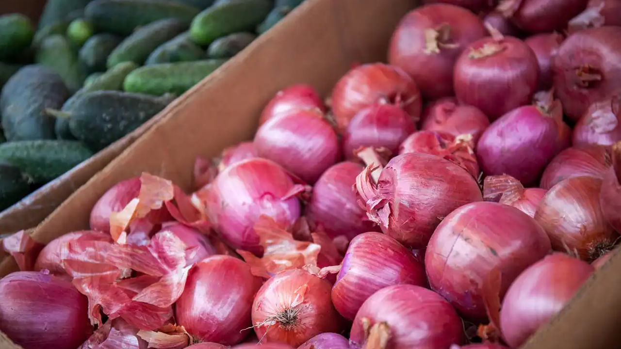 Onion: కోయకుండానే కన్నీళ్లు తెప్పిస్తున్న ఉల్లి.. టమాటాను ఫాలో అవుతోంది..