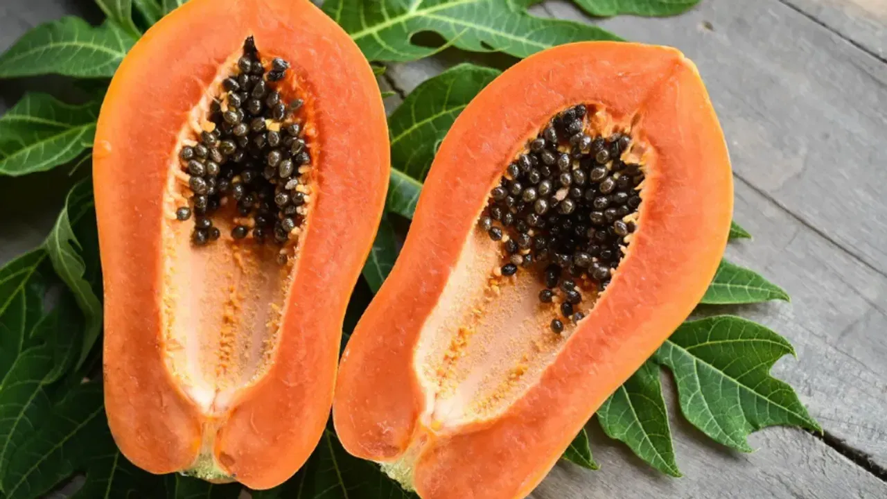 Papaya- బొప్పాయి పండులో విటమిన్ ఎ, సి, ఇ పుష్కలంగా ఉంటాయి. ఇవి వెంట్రుకలు ఒత్తుగా, పొడవుగా పెరిగేందుకు సహాయపడతాయి.