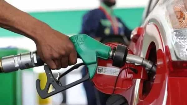 Pakistan: రికార్డు గరిష్ఠ స్థాయికి పాక్లో ఇంధన ధరలు.. లీటరు పెట్రోల్, డీజిల్ ఎంతంటే..?