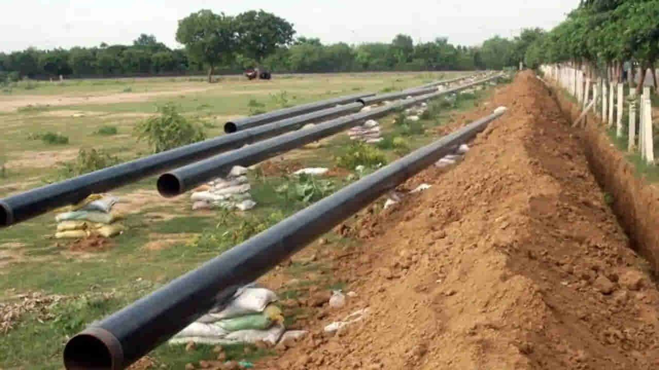 Telangana: పైప్లైన్ కోసం గుంతలను తవ్వుతుండగా కనిపించిన దుప్పటి.. తెరచి చూడగా.. ?