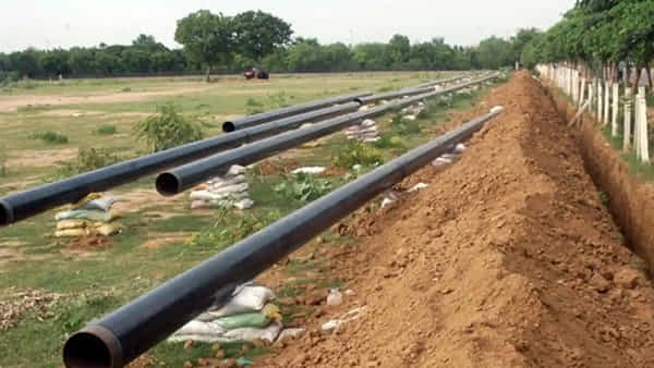 Telangana: పైప్లైన్ కోసం గుంతలను తవ్వుతుండగా కనిపించిన దుప్పటి.. తెరచి చూడగా.. ?